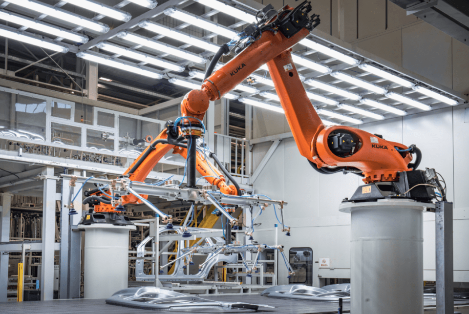 赛力斯智慧工厂探秘 撒贝宁见证，工业机器人如何定义“智造”新高度